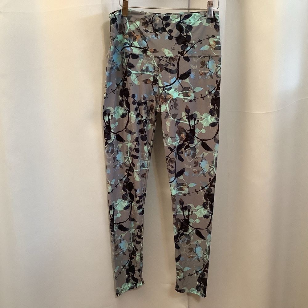 Leggings Women’s Size 12-16 Yoga Waistband Crisp Air Pattern
